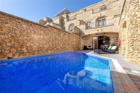 pet friendly hotels in gozo.